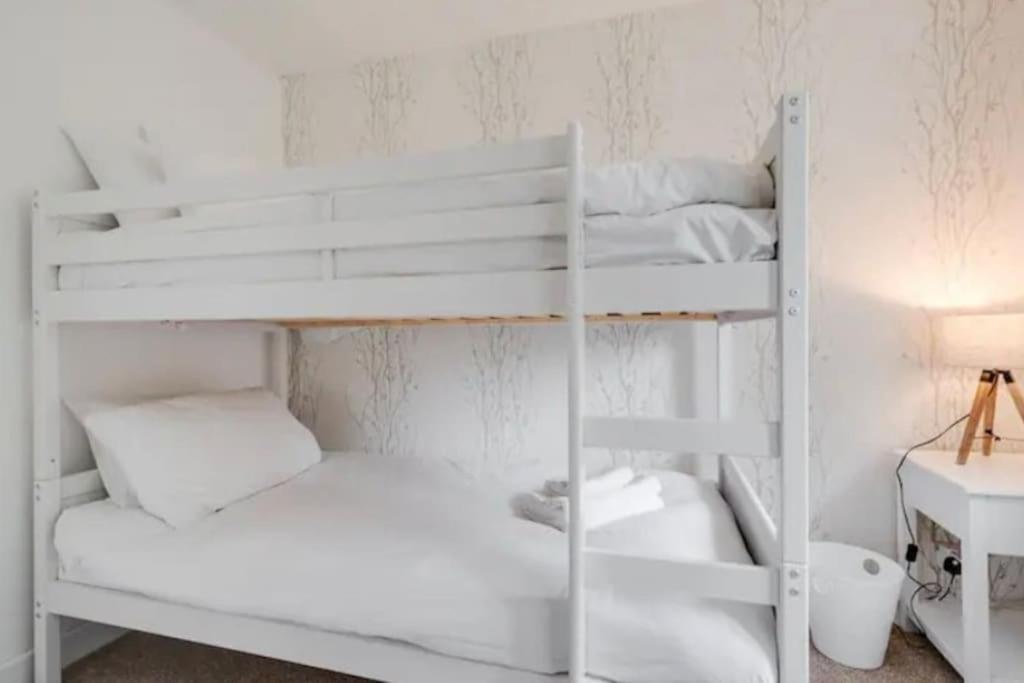 הוילה מנצ'סטר Newly Renovated House Near Trafford Centre מראה חיצוני תמונה