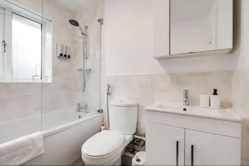 הוילה מנצ'סטר Newly Renovated House Near Trafford Centre מראה חיצוני תמונה