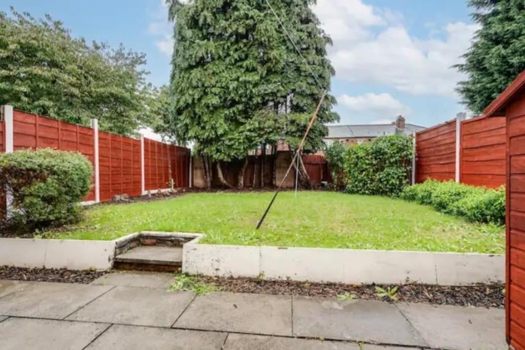 הוילה מנצ'סטר Newly Renovated House Near Trafford Centre מראה חיצוני תמונה