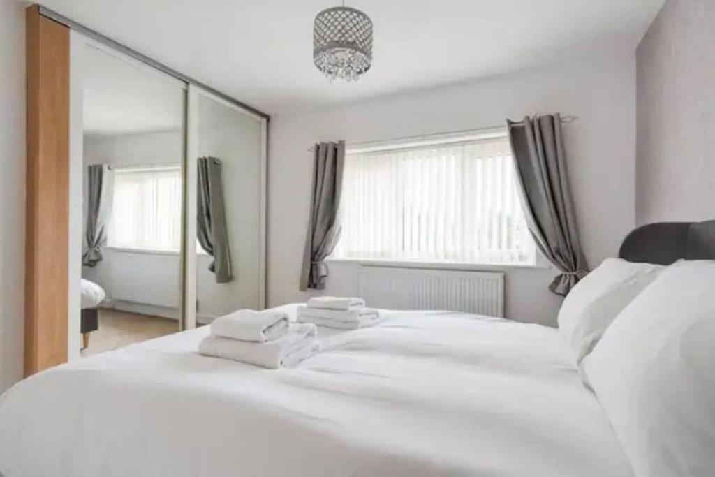 הוילה מנצ'סטר Newly Renovated House Near Trafford Centre מראה חיצוני תמונה