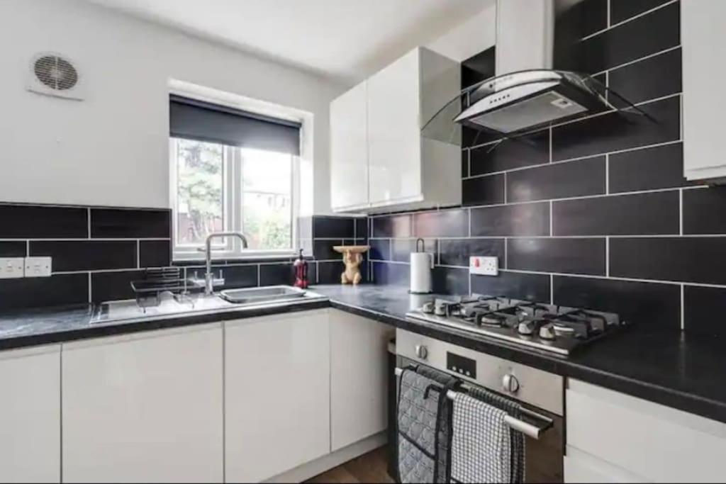 הוילה מנצ'סטר Newly Renovated House Near Trafford Centre מראה חיצוני תמונה