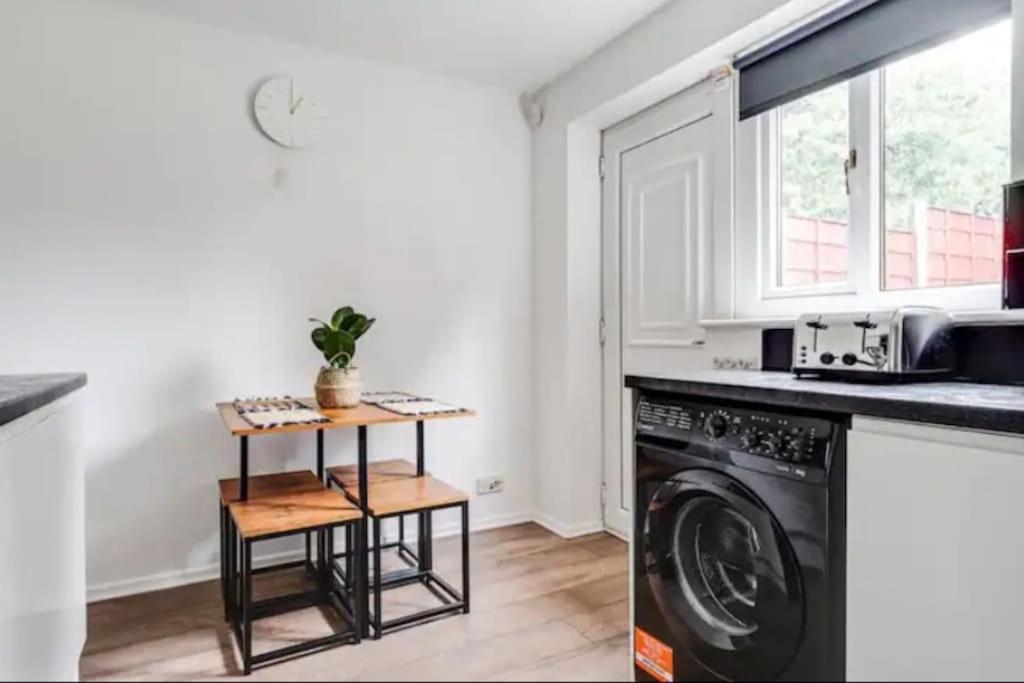 הוילה מנצ'סטר Newly Renovated House Near Trafford Centre מראה חיצוני תמונה