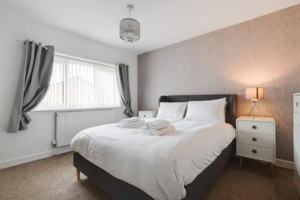 הוילה מנצ'סטר Newly Renovated House Near Trafford Centre מראה חיצוני תמונה
